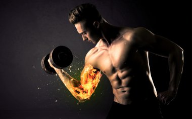 Vücut geliştirme sporcusu ateşli kol konseptiyle ağırlık kaldırıyor