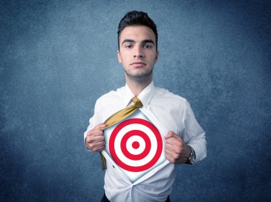 İş adamı göğsünde hedef işareti olan gömleğini yırtıyor.