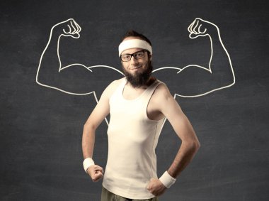 Çekici kasları olan zayıf genç bir adam.