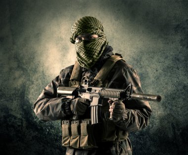 Eski adam Maskeli silahlı askerlerle portresi