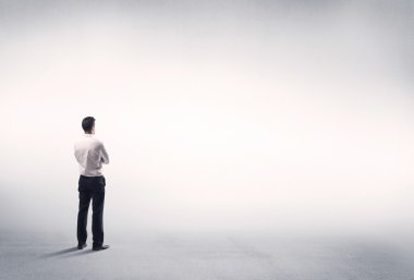 Boş beyaz arkaplanı olan satıcı