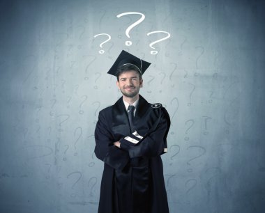 Soru işaretleri çizilmiş genç mezun.