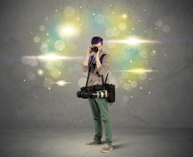 Yanıp sönen ışıkları olan fotoğrafçı