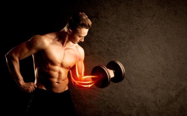 Formda vücut geliştirici, kırmızı kas konseptiyle ağırlık kaldırıyor.
