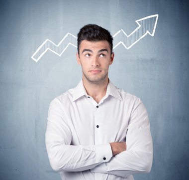 Grafik ok ile gülümseyen iş adamı