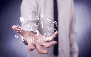 Avuçlarında çizim simgeleri olan bir ofis çalışanı