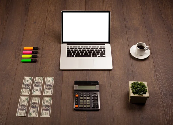 Íróasztal, irodai kellékek és modern laptop fehér főleg CIG — Stock Fotó