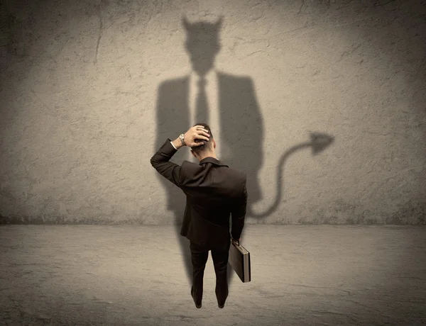 Πωλητής αντιμετωπίζει τη δική του σκιά του διαβόλου — Φωτογραφία Αρχείου