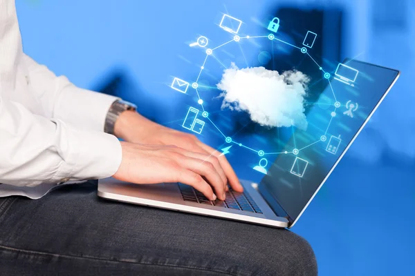 Handarbeit mit einem Cloud-Computing-Diagramm — Stockfoto