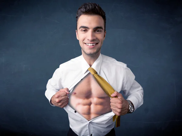 Uomo d'affari strappando la camicia e mostrando il corpo muculare — Foto Stock