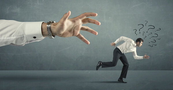 Бизнесмен убегает от большой руки
