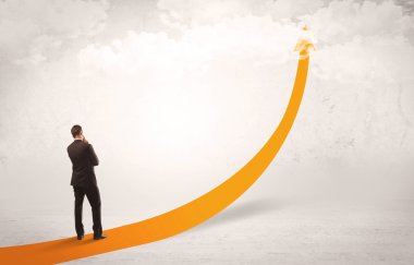 Turuncu ok üzerinde duran iş kişi