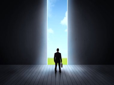 işadamı kapı açmak için yürüyüş