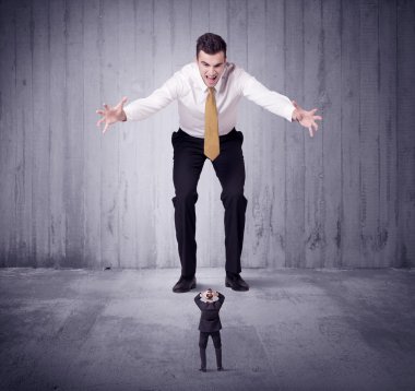 Büyük patron küçük iş adamına lokma atıyor.