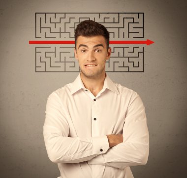 Yakışıklı iş adamı çözme labirent