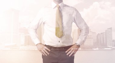 Şehir planında duran iş adamı