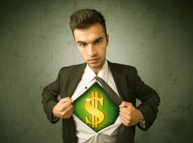 Gömleğini sandığının üstünde dolar işareti olan kapalı yırtılma işadamı