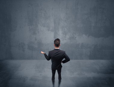 Şehir duvarının önünde duran iş adamı