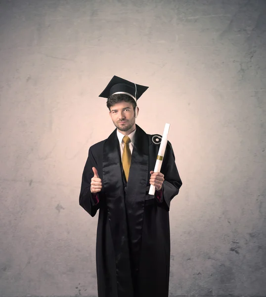 Porträt eines jungen Doktoranden auf grundigem Hintergrund — Stockfoto