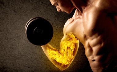 Kaslı vücut geliştirici alevli pazı konseptiyle ağırlık kaldırıyor.