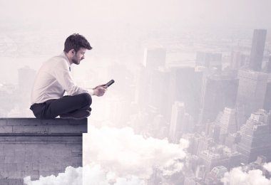 Satış elemanı şehrin sınırında oturuyor.