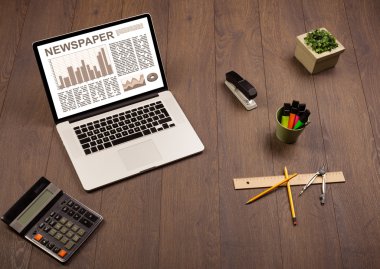 Borsa raporu ahşap masa üzerinde sahip dizüstü iş bilgisayarı