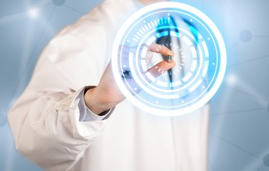 Erkek doktor elinde parlak halkaları olan bir hap tutuyor.