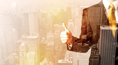 Şehrin arka planına bakan bir iş adamı