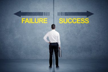 Başarı ve başarısızlık ok conce önünde duran işadamı