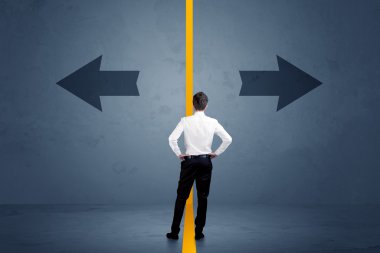 İş kişi bir çığlık tarafından ayrılmış iki seçenek arasında seçme