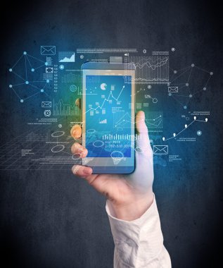 El ele tutuşan akıllı telefon.