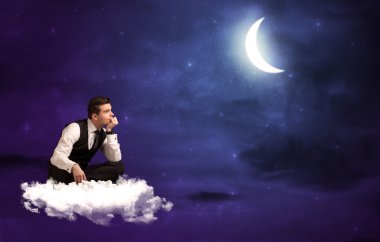 bulut üzerinde oturan adam