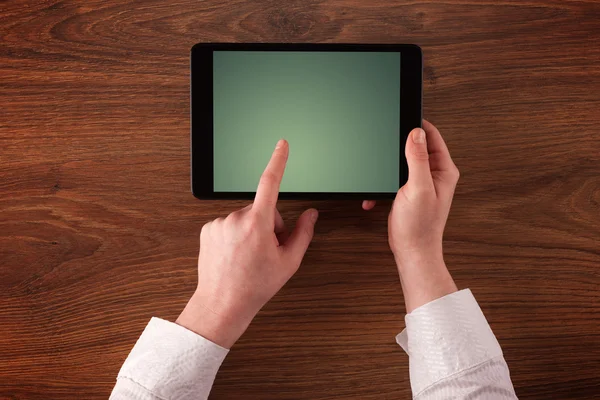 Mãos de negócios segurando tablet — Fotografia de Stock