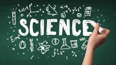 Olgun bilim adamı gemide çizim yapıyor.