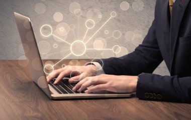 Dizüstü bilgisayarda yazan bilim işçisi