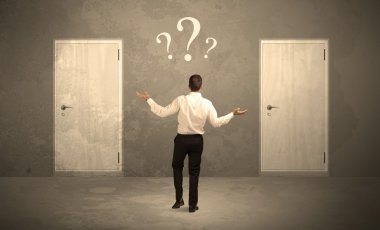 Kapı önünde duran işadamı