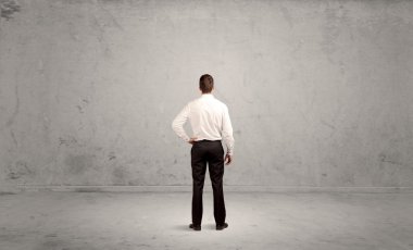 İş adamı boş kentsel alanda kayboldu