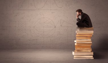 Kitaplar üzerinde oturan işadamı