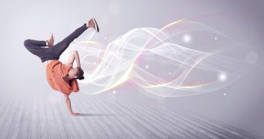 Beyaz çizgilerle dans eden break dansçı