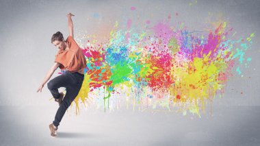 Renkli genç bir sokak dansçısı.