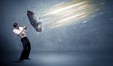 Şemsiye konseptiyle ışık demetlerini savunan iş adamı