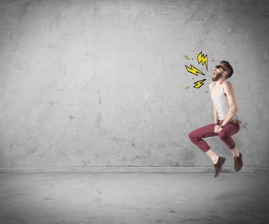 Moda kıyafetli komik hippi bağırıyor.