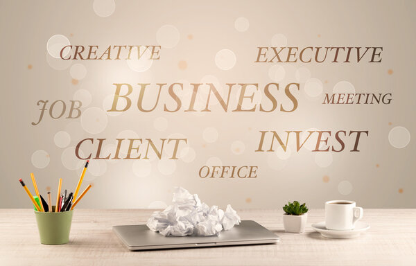 Рабочий стол с надписью на стене