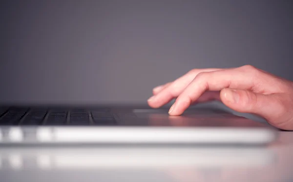 Nahaufnahme von Hand, die Tastatur drückt — Stockfoto