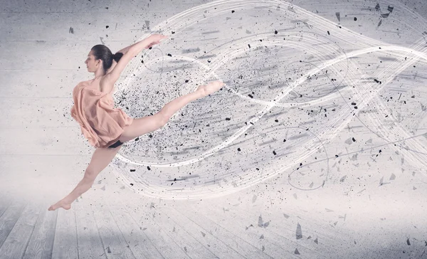 Танцовщица перформанса прыгает с частицей энергетического взрыва — стоковое фото