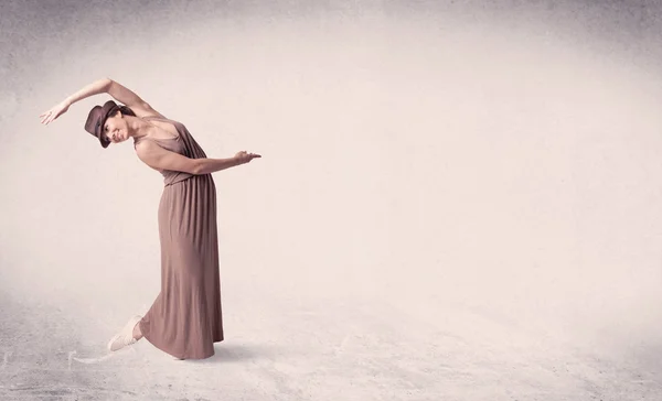 Bailarina de ballet moderna realizando salto de arte con fondo vacío —  Fotos de Stock