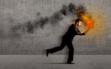 Yangın dizüstü bilgisayarı olan bir iş adamı