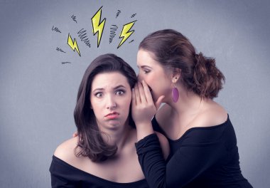 Kız onu kız arkadaşına gizli şeyler söylüyorum