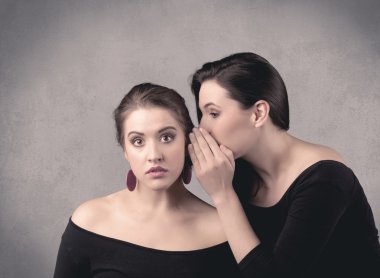 Kız onu kız arkadaşına gizli şeyler söylüyorum