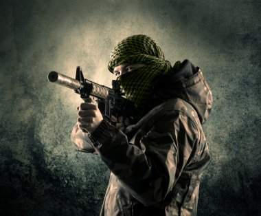 Eski adam Maskeli silahlı askerlerle portresi